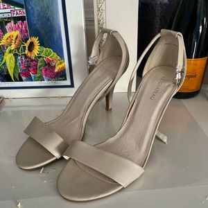Size 9 Womens Le Chateau Heels!